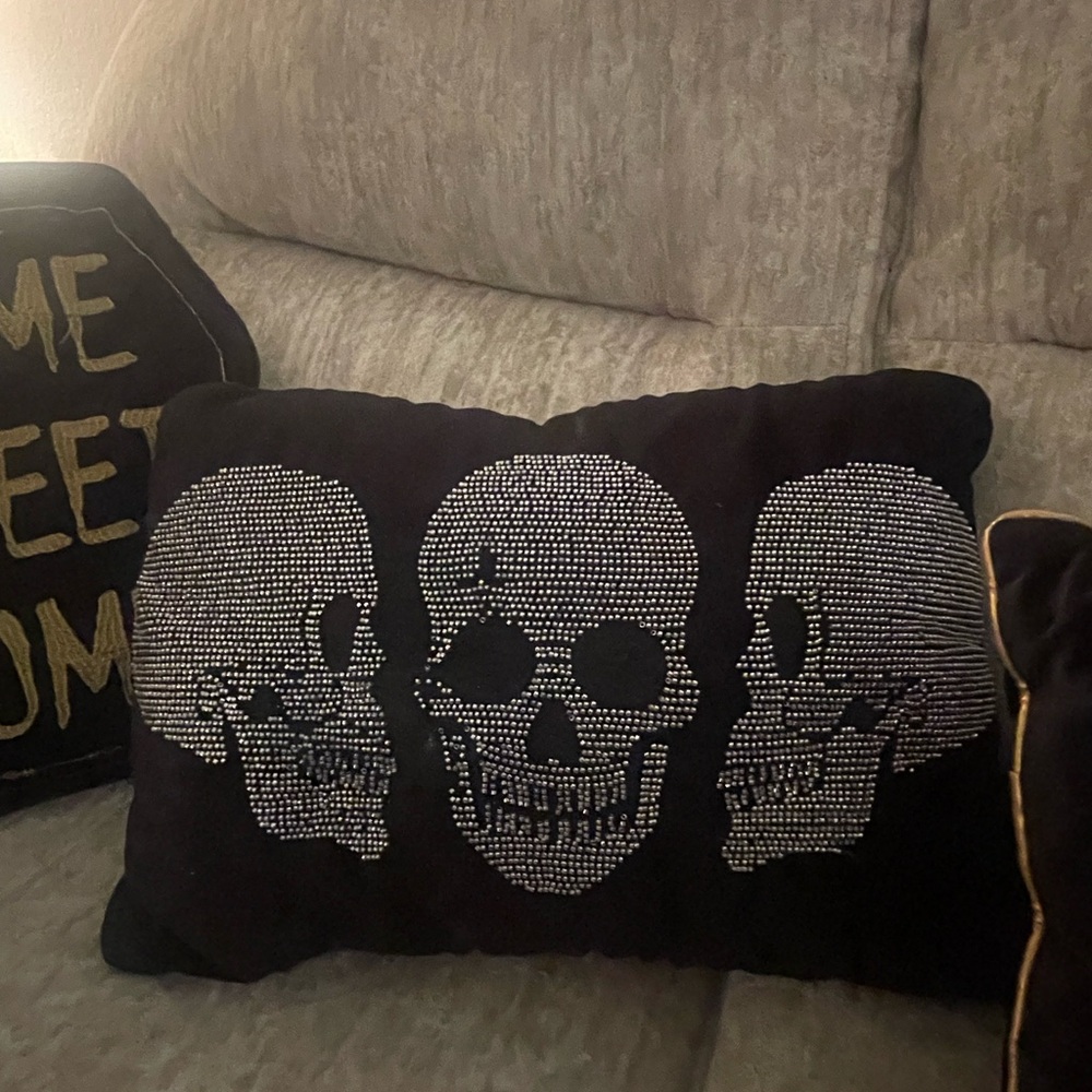 Festive (Pillows) Halloween 👻